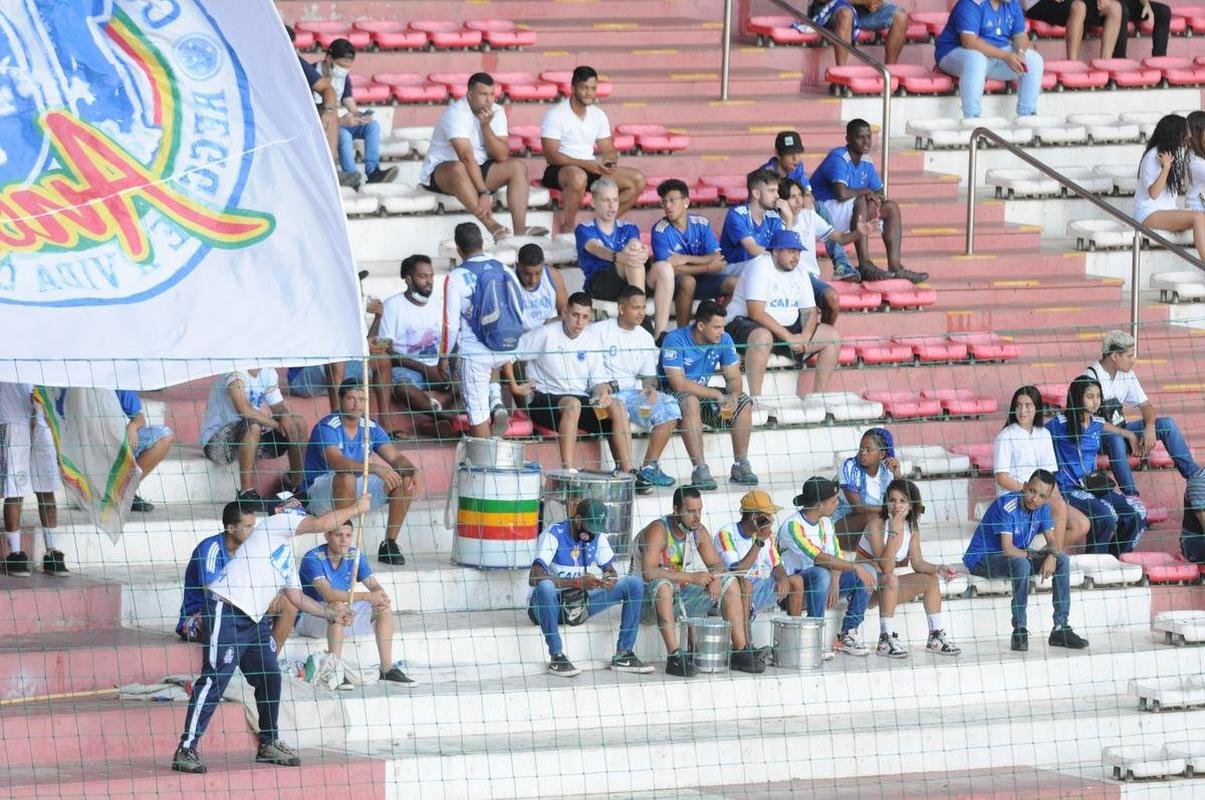 Fotos da torcida do Cruzeiro na vitria do time por 3 a 0 sobre a URT, no Independncia, pela primeira rodada do Campeonato Mineiro. Ronaldo, dono de 90% da SAF cruzeirense, esteve presente e foi ovacionado pelo pblico