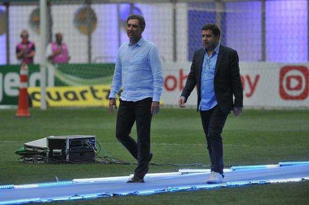 Jogadores, integrantes da comisso tcnica e dirigentes do Cruzeiro recebem faixas alusivas ao ttulo da Copa do Brasil