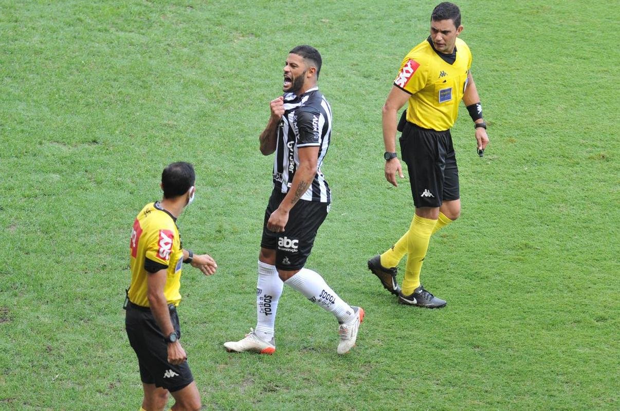 Hulk virou para o Atltico sobre o Fluminense em cobrana de falta perfeita no Mineiro: 2 a 1