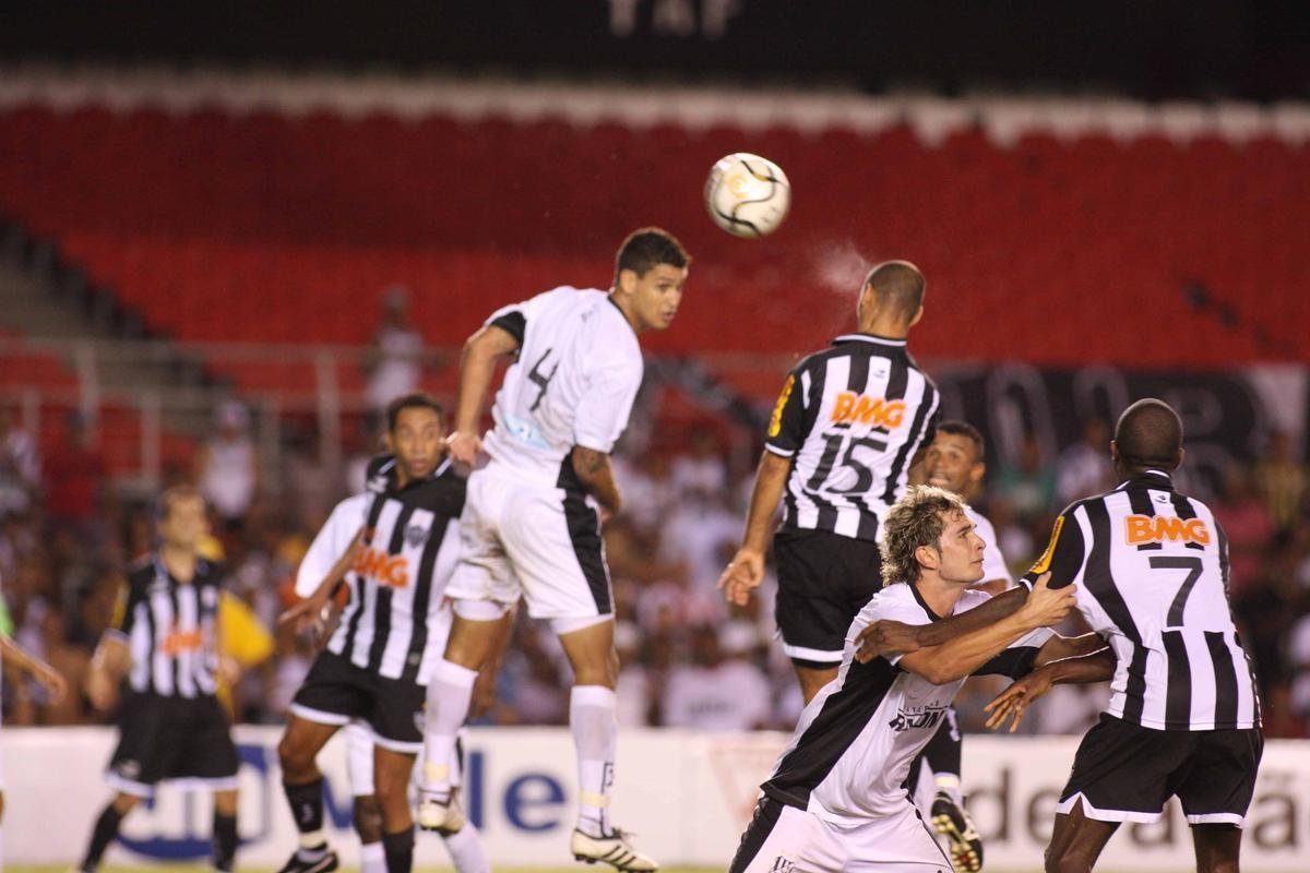 Semifinal do Campeonato Mineiro de 2010: Atltico venceu o Democrata-GV no primeiro jogo, como mandante, por 2 a 1. No segundo jogo, como visitante, empate por 1 a 1.