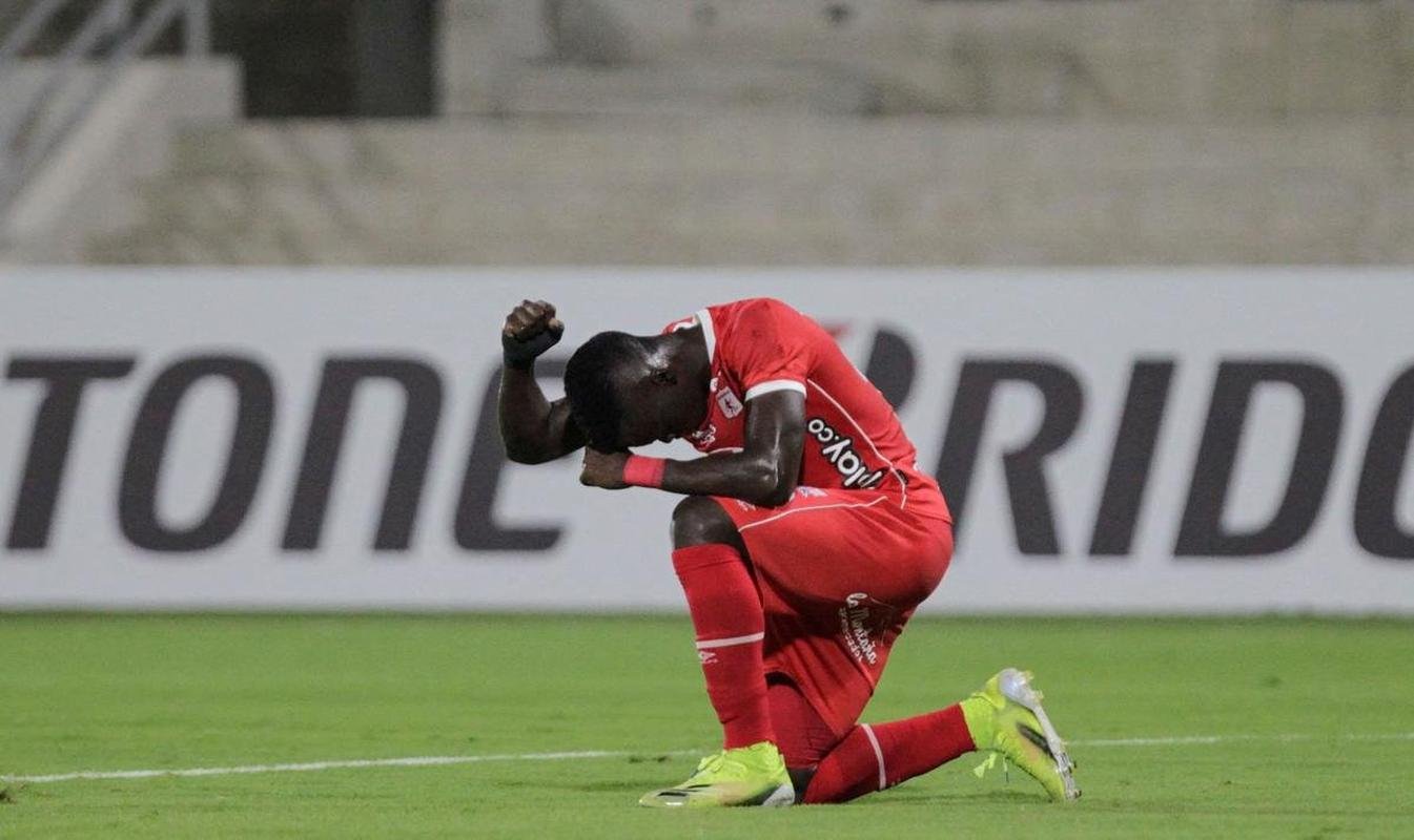 Jogo entre Amrica de Cli e Atltico, em Barranquilla, pela Copa Libertadores, teve diversas paralisaes devido aos efeitos do gs de pimenta nos atletas. Protestos do lado de fora do estdio, contra o governo, tiveram consequncias no gramado. 