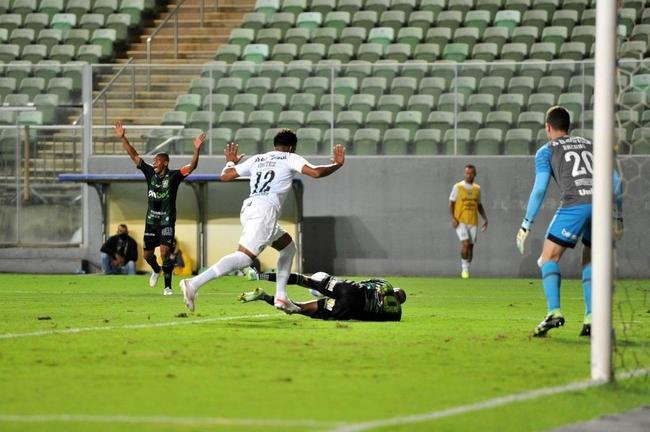 Pnalti de Cortez sobre Ademir