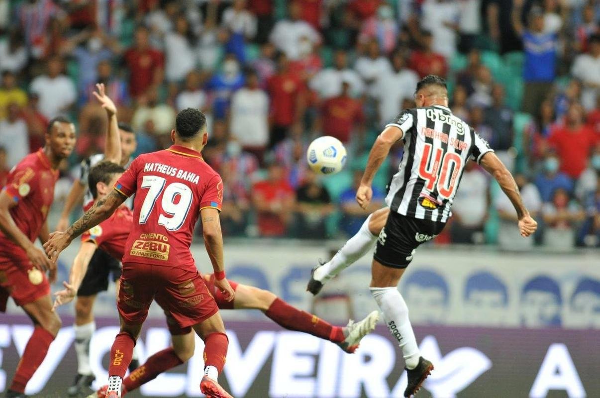 Torcida do Bahia vibra com gols; tcnico Cuca fica cabisbaixo