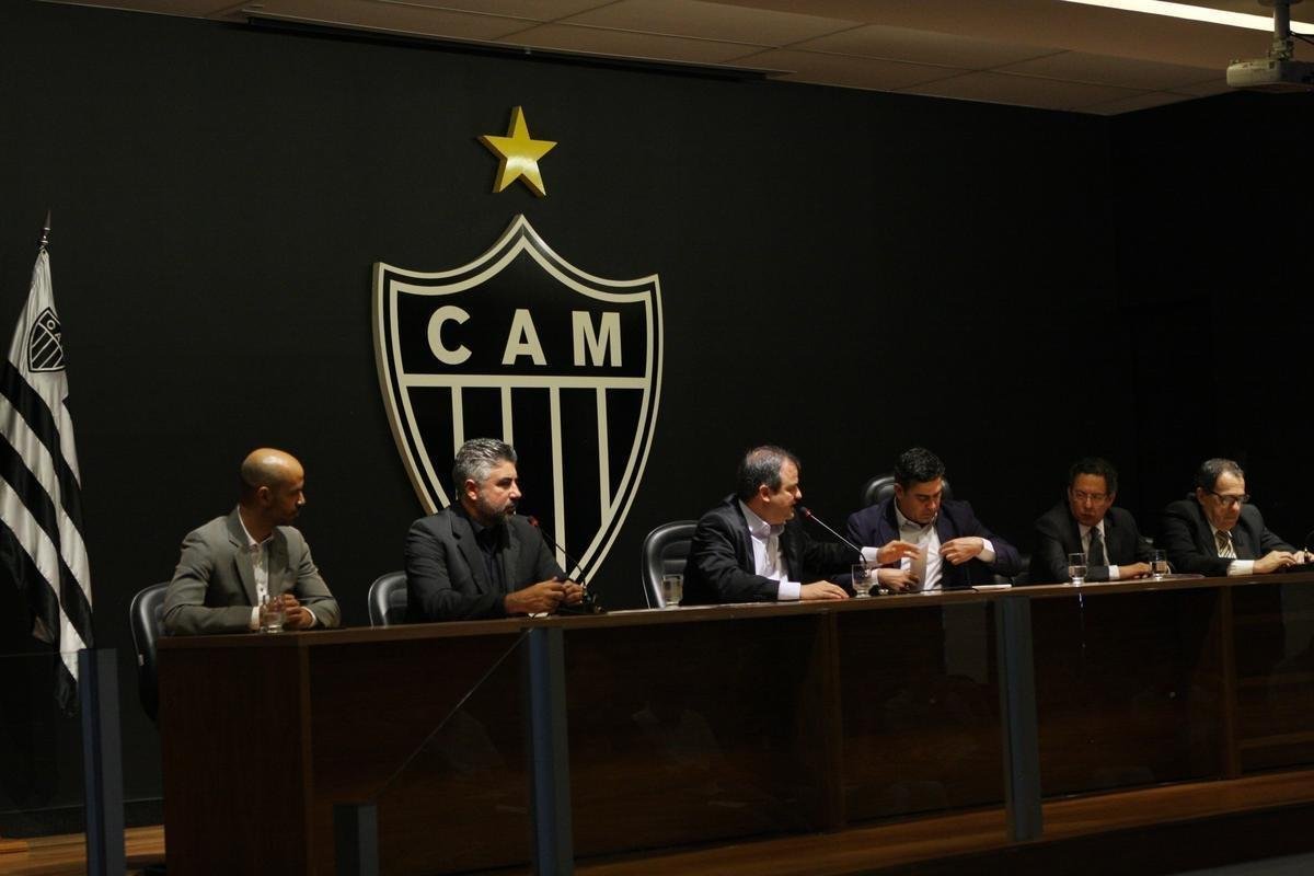 Veja imagens da entrevista coletiva de Srgio Sette Cmara