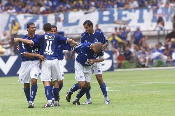 Com o ttulo brasileiro confirmado, o Cruzeiro fez no dia 7 de dezembro de 2003 o jogo da taa e das faixas contra o Fluminense, no Mineiro. Com show de Alex, autor de dois gols, o time celeste goleou os cariocas por 5 a 2 e promoveu nova festa da torcida azul em Belo Horizonte. Jogadores finalmente ergueram a taa oficial do Campeonato Brasileiro, cedida pela CBF, e deram a volta olmpica. Os campees brasileiros de 1966 tambm participaram das comemoraes no Gigante da Pampulha.