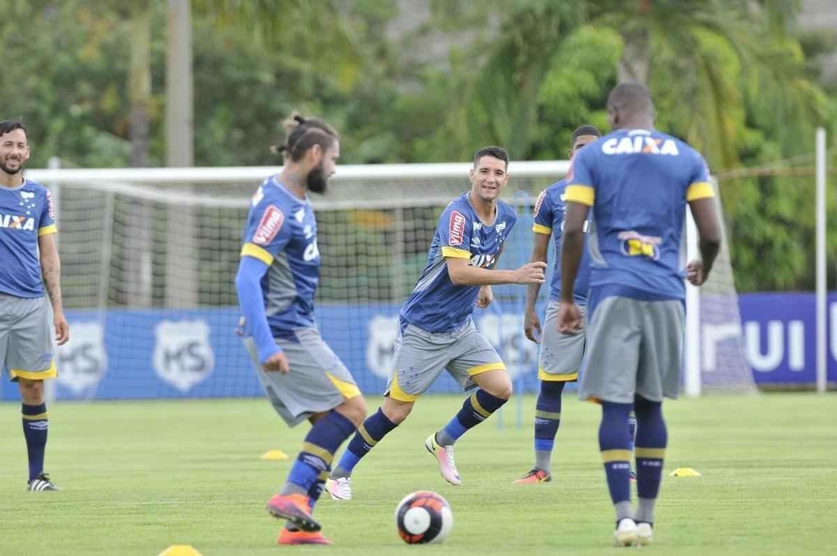 Imagens do primeiro treino do meia Thiago Neves na Toca da Raposa II