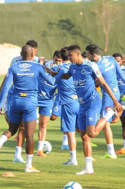 Cruzeiro fez nesta segunda-feira  tarde, na Toca da Raposa II, o ltimo treino em Belo Horizonte antes da partida contra o Internacional, quarta, no Beira-Rio, pela semifinal da Copa do Brasil. O tcnico Rogrio Ceni deve escalar Fbio; Edilson, Ded, Fabrcio Bruno (Leo) e Egdio (Dod); Henrique e Robinho; Marquinhos Gabriel; Thiago Neves e David; Pedro Rocha. Servindo  Seleo Colombiana, Orejuela est fora do jogo.