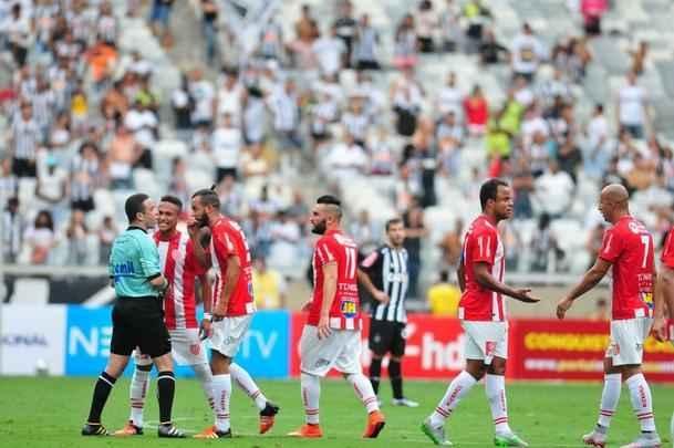 Com show de Robinho, Atl�tico vence o Villa Nova no Mineir�o e garante classifica��o