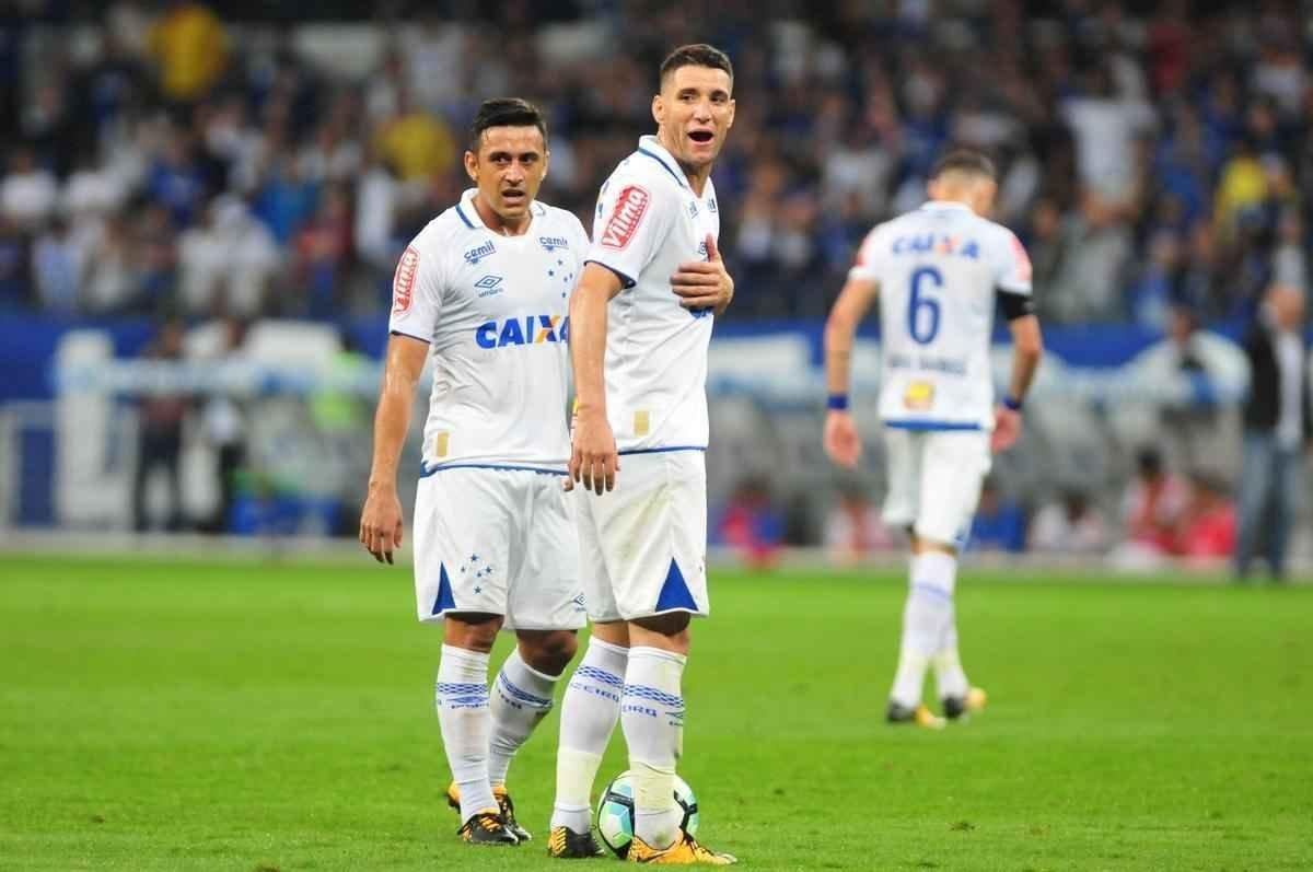Cruzeiro volta melhor no segundo tempo, e Hudson abre o placar aos 6 minutos