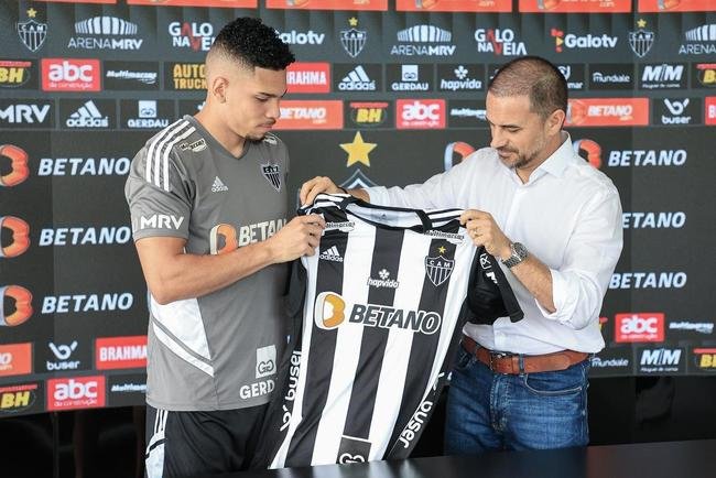 Paulinho foi oficialmente apresentado na Cidade do Galo nesta sexta-feira (16/12).