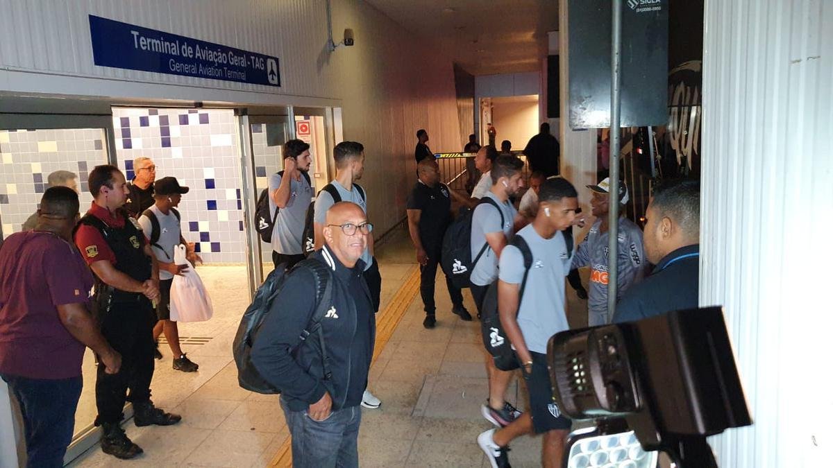 Jogadores do Atltico desembarcaram nesta quinta-feira, em Confins, na Grande Belo Horizonte, aps eliminao vexatria para Afogados-PE na Copa do Brasil. Demitidos, tcnico Rafael Dudamel, diretor de futebol Rui Costa e gerente de futebol Marques estavam junto com a delegao, mas no concederam entrevista.