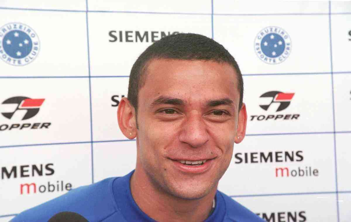 Fred foi contratado pelo Cruzeiro em agosto de 2004. Pela negociação, o clube enviou o meia Gérson Magrão ao Feyenoord, da Holanda, que tinha direito de escolher jogadores revelados na base do América, responsável pela formação do centroavante. Em sua primeira passagem pela Raposa, o camisa 9 marcou 56 gols em 71 jogos.