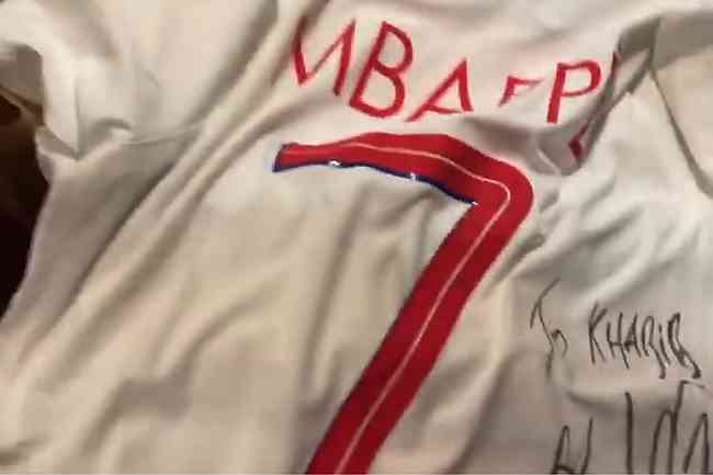 Khabib recebeu camisa usada por Mbapp, com dedicatria e assinatura do astro francs 