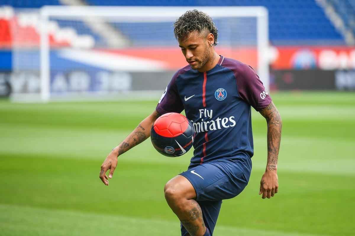 Imagens da apresentao de Neymar como grande reforo do Paris Saint-Germain
