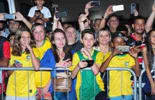 Jogadores da Seleo Brasileira deixaram o hotel rumo ao Mineiro e receberam apoio caloroso da torcida mineira para encarar a Argentina pela semifinal da Copa Amrica