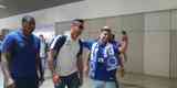 Jogadores do Cruzeiro embarcam, com o apoio da torcida