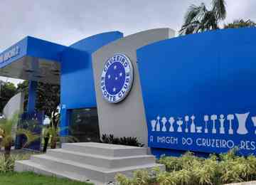 Pequeno grupo de torcedores do Cruzeiro estenderam faixas na frente da Toca da Raposa 2, CT do clube