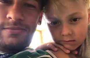 Enquanto Marquezine est no Brasil, Neymar passou a folga brincando com o filho Davi Lucca, de seis anos