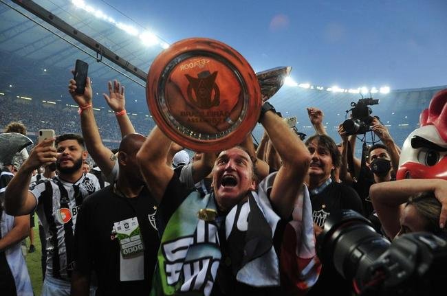 Atltico ergue a taa de campeo brasileiro e d a volta olmpica diante da torcida alvinegra, no Mineiro