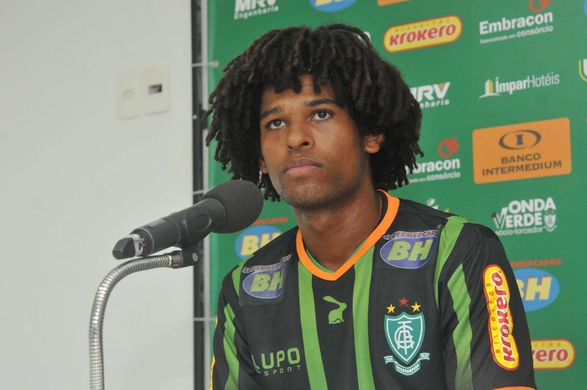 William Barbio (atacante) - emprestado pelo Vasco, fez apenas duas partidas pelo Amrica e foi desligado do clube ainda em 2016. Em 2017, disputou a Srie B pelo Santa Cruz.