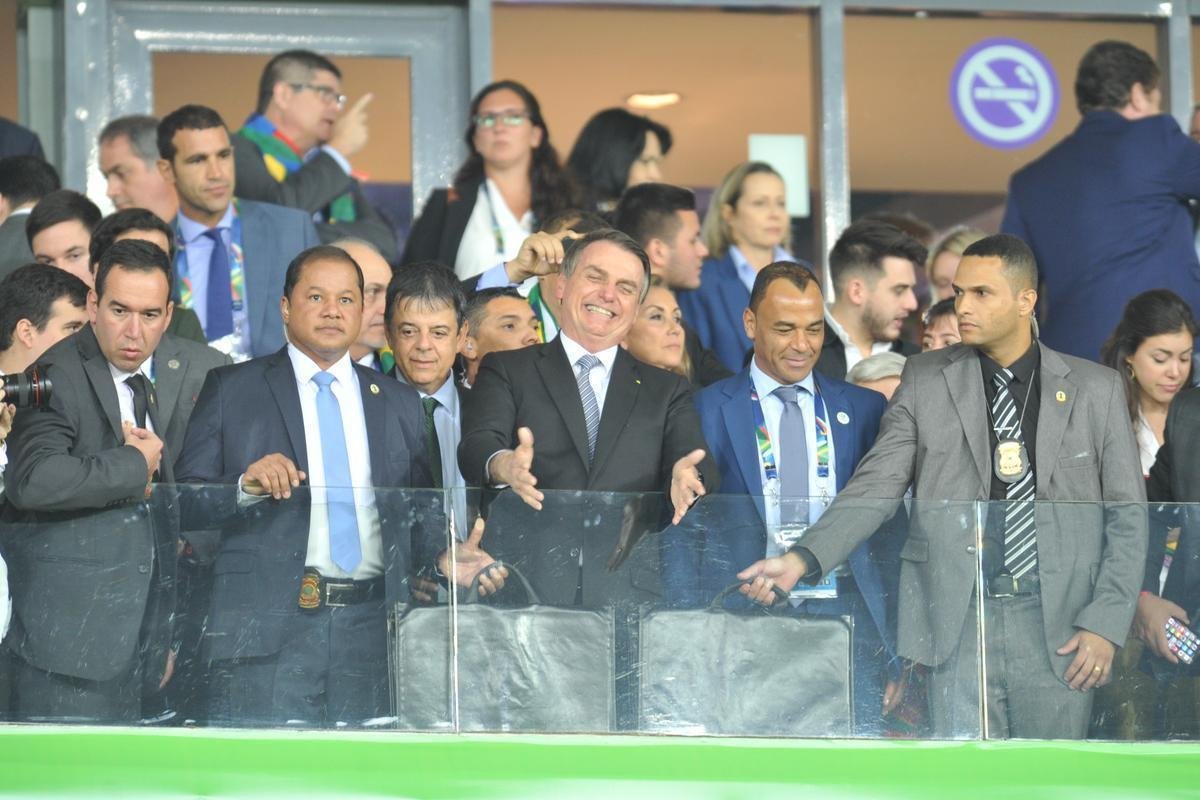 Governador de Minas, Romeu Zema, esteve no camarote do presidente Jair Bolsonaro no Mineiro durante jogo entre Brasil e Argentina pela semifinal da Copa Amrica