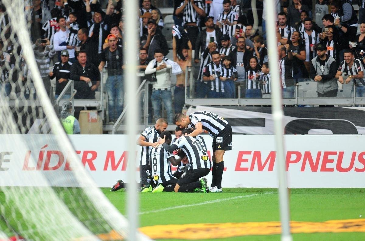 No segundo tempo, Char recebeu bola de Cazares e marcou o segundo do Atltico: 2 a 0