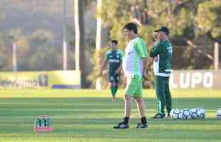 Depois de reunio com elenco e diretoria, Adilson Batista observou treino comandado por Drubscky no Amrica