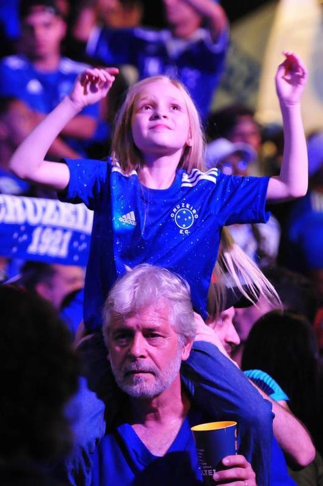 Alcia Reis e o av durante festa do acesso do Cruzeiro na Praa Sete, no Centro de Belo Horizonte, em 29 de setembro de 2022