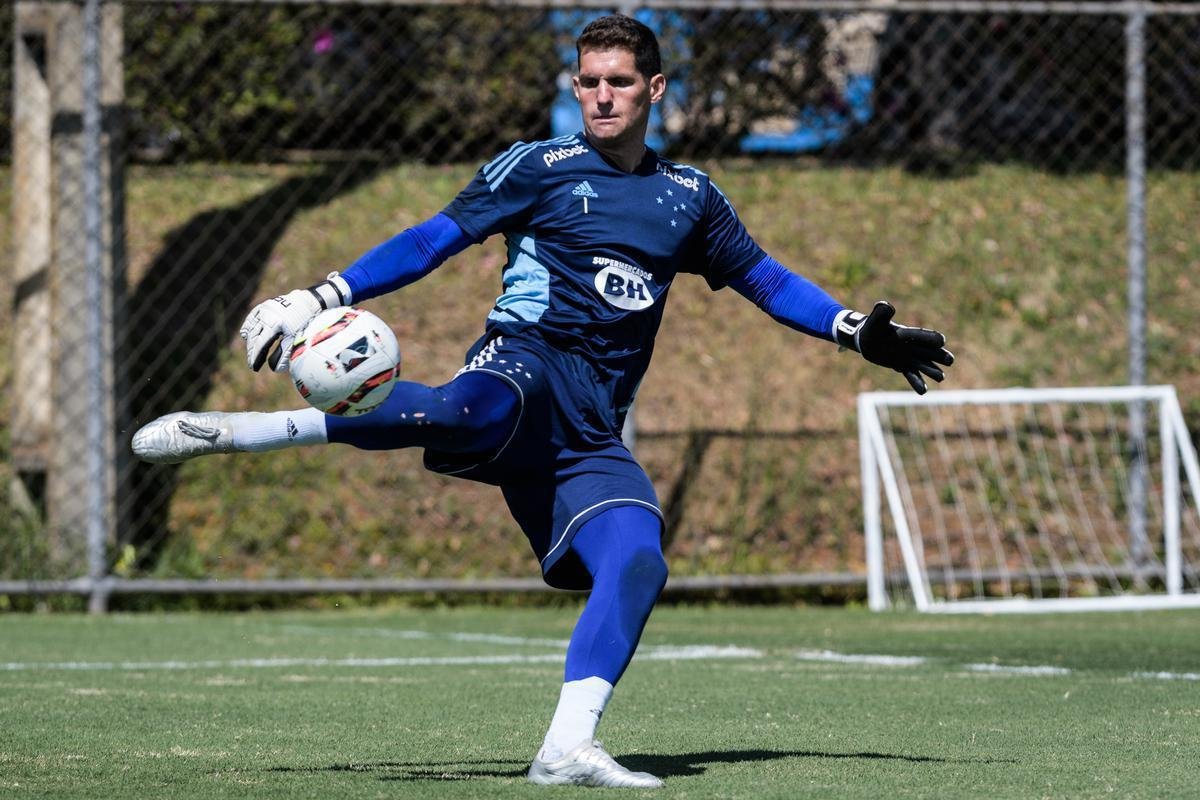 Rafael Cabral, goleiro, renovou contrato com o Cruzeiro at o fim de 2024