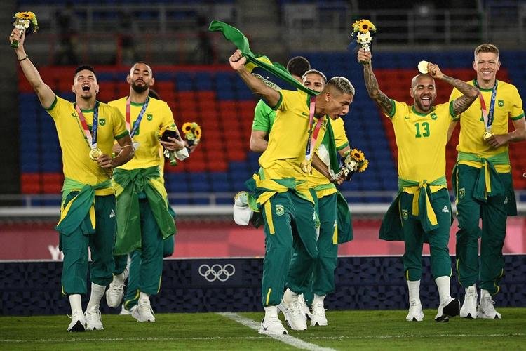 Jogadores da Seleo Brasileira recebem a medalha de ouro pela conquista olmpica no futebol