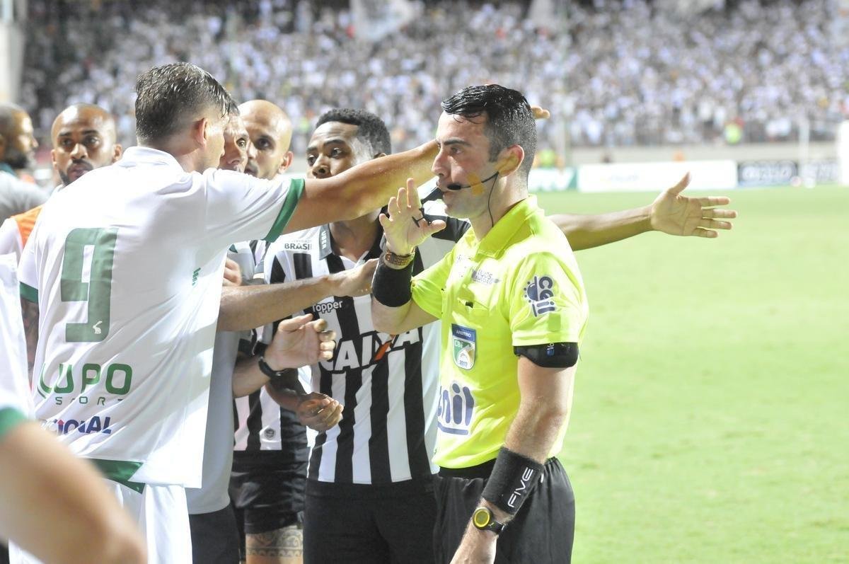 No segundo tempo, Amrica marcou gol em impedimento e lance gerou muitas reclamaes