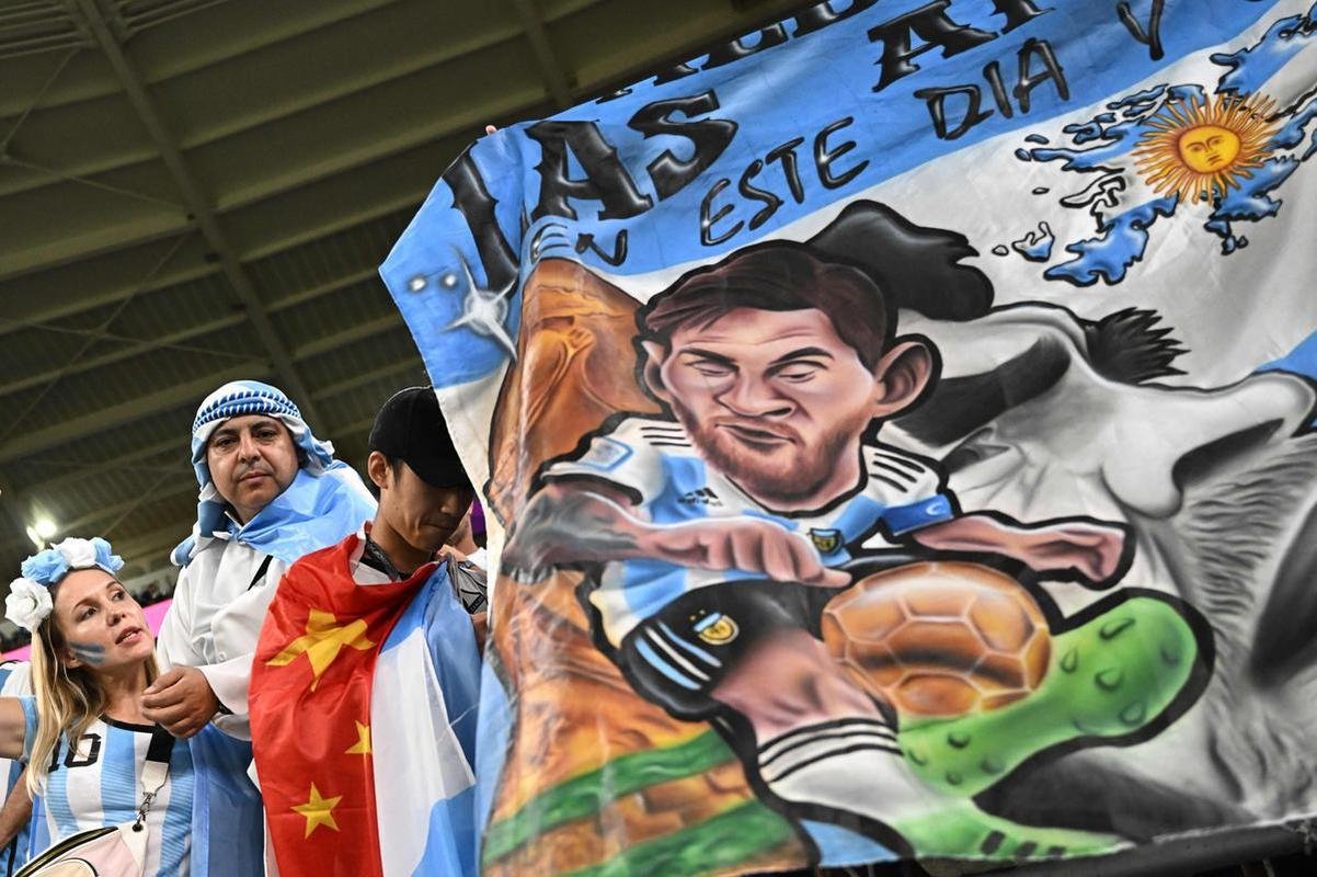 Torcedores de Argentina e Austrlia, que se enfrentaram pelas oitavas de final da Copa do Mundo