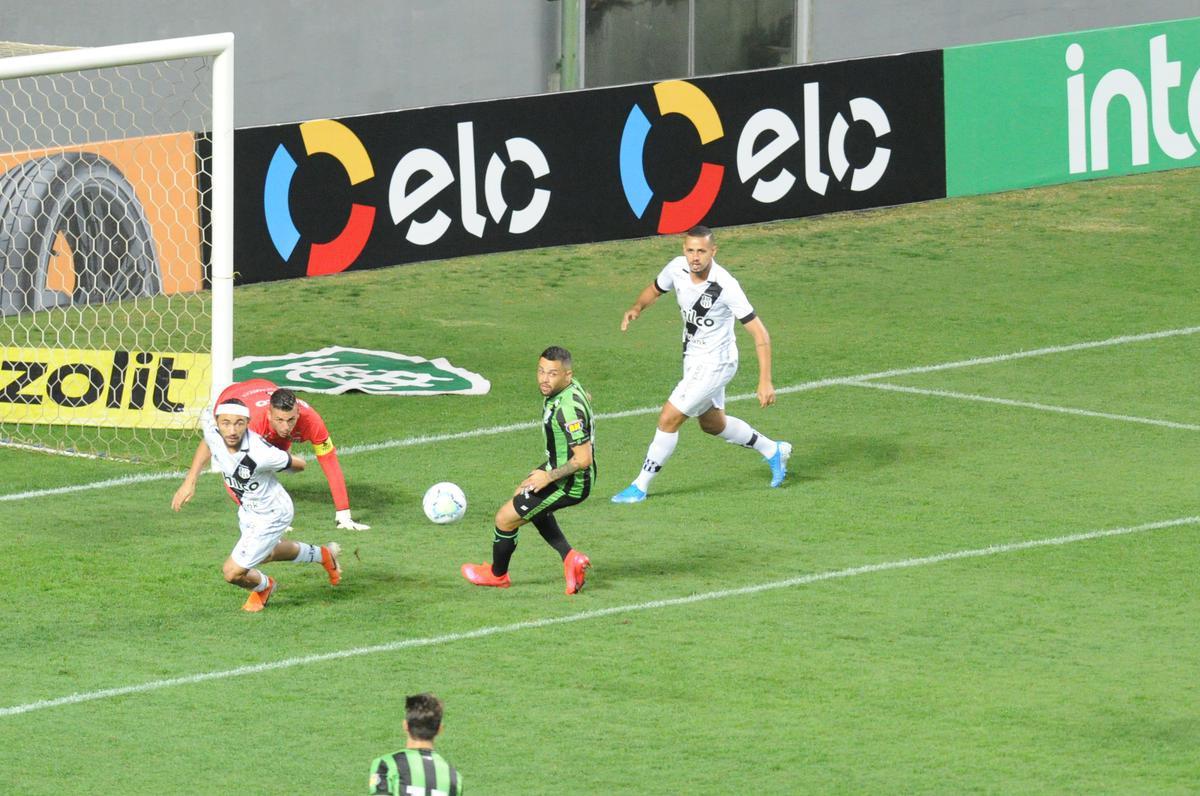 Fotos do duelo entre Amrica e Ponte Preta, no Independncia, em Belo Horizonte, em jogo de volta da quarta fase da Copa do Brasil