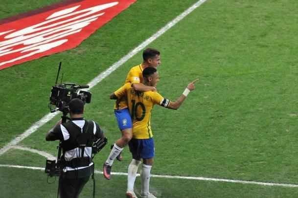 Neymar marca o segundo gol do Brasil, e faz a festa da torcida