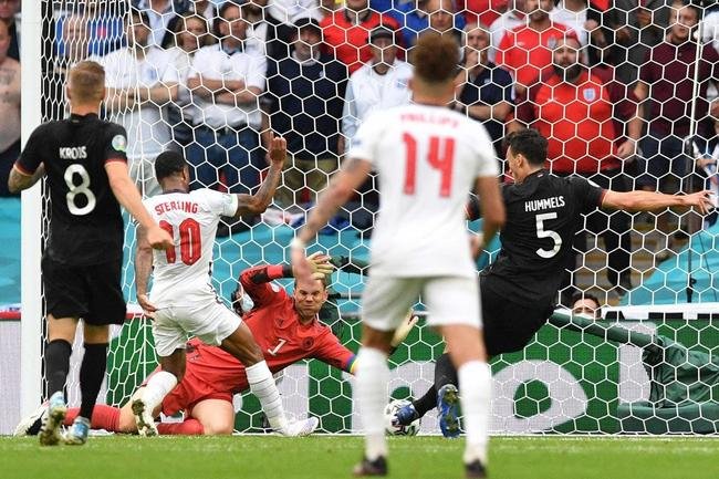 Fotos do gol de Sterling, da Inglaterra, sobre a Alemanha, em Wembley. Ingleses venceram por 2 a 0 e avan�aram �s quartas de final da Eurocopa
