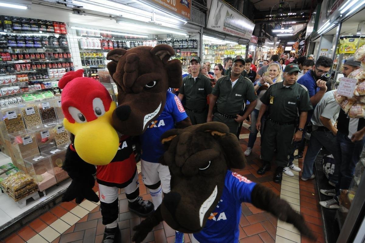 Raposinho e Raposo levaram Urubu, mascote do Flamengo, para conhecer o Mercado Central de BH; teve assdio de torcedores e interesse do carioca pelo queijo mineiro