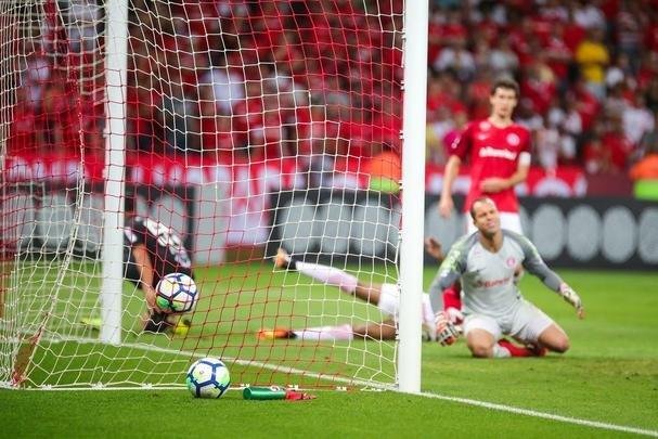 Galo derrotou Internacional no Beira-Rio com gols de Cazares e Terans; D'Alessandro descontou de pênalti