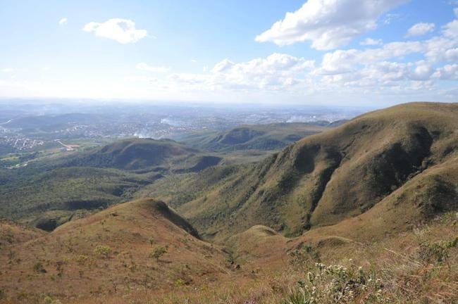 Foto do Mirante do Jatob, em Brumadinho, local onde o volante Henrique, do Cruzeiro, sofreu acidente de carro na sexta-feira (26/6). Depois de deixar asfalto, passar sobre a vala e percorrer uma trilha, veculo do jogador, um Land Rover, caiu neste local. (Alexandre Guzanshe / EM DA PRESS)