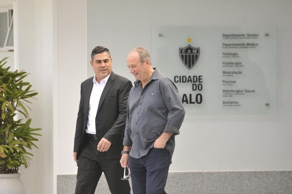 Levir Culpi foi apresentado pela diretoria na Cidade do Galo, enquanto os jogadores treinavam