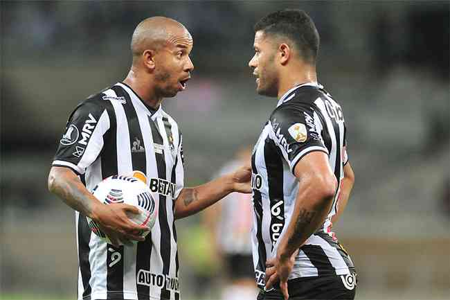 Mariano conversa com Hulk: dura eliminao com o time invicto na Libertadores 