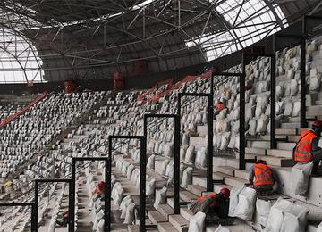 Obras do estádio devem ser finalizadas em dezembro; nos últimos dias, clube instalou o primeiro escudo da fachada, mas outros quatro ainda serão colocados