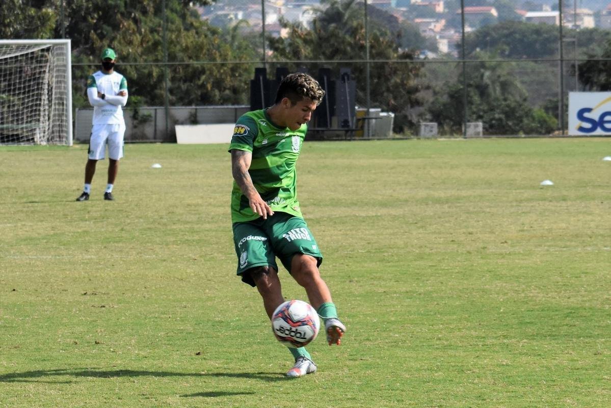 O Amrica segue em preparao para a deciso do Campeonato Mineiro, contra o Atltico. No prximo sbado (22), s 16h30, os rivais se enfrentaro no Mineiro, em Belo Horizonte. Para ser campeo estadual pela 17 vez, o Coelho precisar vencer o confronto. Isso porque a primeira partida terminou empatada em 0 a 0, e o Atltico possui a vantagem de jogar por um novo empate.