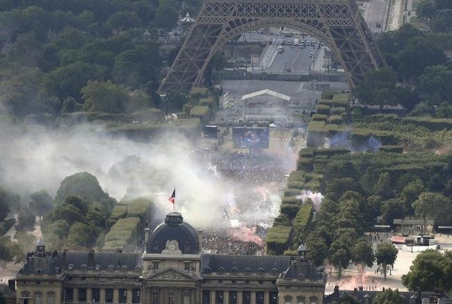 Torcedores franceses tomaram principais pontos tur�sticos e avenidas de Paris para celebrar o bi mundial