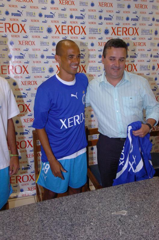 Com 15 ttulos, Ricardinho ainda  o jogador mais vitorioso da histria do Cruzeiro. De 1994 a 2002, o volante ganhou trs Copas do Brasil, uma Libertadores, duas Copas Sul-Minas, trs Campeonatos Mineiros, um Supercampeonato Mineiro, uma Copa Ouro, uma Copa Master, uma Recopa Sul-Americana, uma Copa Centro-Oeste e uma Copa dos Campees. Entre 2002 e 2006, ele jogou por dois clubes japoneses: Kashiwa Reysol e Kashima Antlers. Em 2007, voltou  Raposa como capito, mas sem o ritmo que o consagrou como motor do time na primeira passagem. No mesmo ano, teve experincia pouco empolgante no Corinthians e resolveu encerrar a carreira aos 31 anos devido a dores crnicas no tornozelo. Dono de bom chute de fora da rea, Ricardinho marcou 48 gols em 441 partidas pelo clube celeste.
