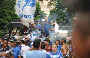 Torcedores do Cruzeiro tomam conta da Praa Sete e da Avenida Afonso Pena no centro de Belo Horizonte para celebrar o ttulo brasileiro com os jogadores, que desfilam em carro aberto do Corpo de Bombeiros. 