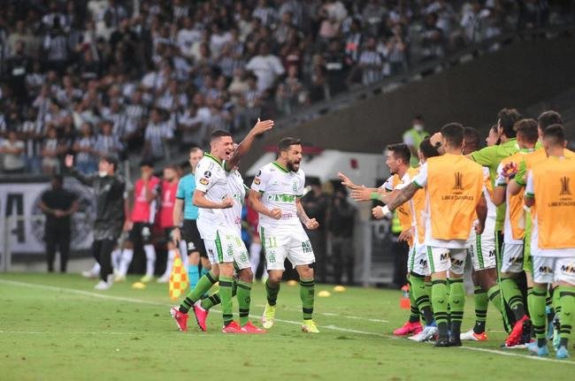 Felipe Azevedo abriu o placar no clssico com um golao em chute de fora da rea, no ngulo esquerdo de Everson: 1 a 0 Amrica