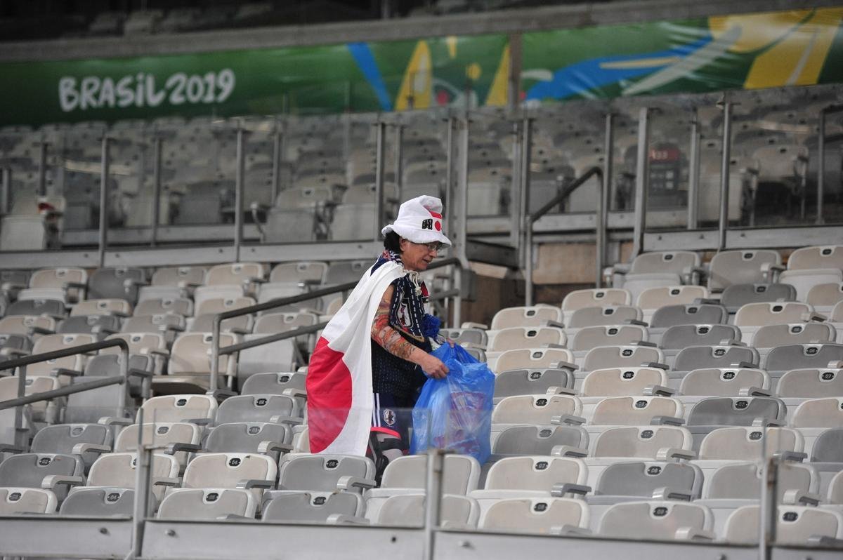 Depois do empate entre Japo e Equador, por 1 a 1, pela Copa Amrica, um torcedor japons deu um bom exemplo aos brasileiros. Com pacincia, ele recolheu lixo em vrios pontos do setor em que se encontrava no Mineiro. Na Copa de 2014, no Brasil, os nipnicos j haviam mostrado civilidade ao mundo ao limpar arquibancadas e vestirios dos estdios.