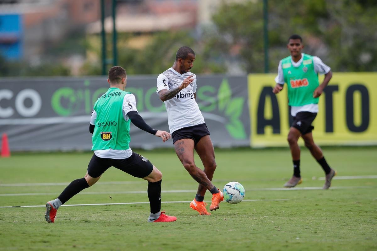 Aps polmica balada, Dylan e Marrony participam normalmente do treino na Cidade do Galo