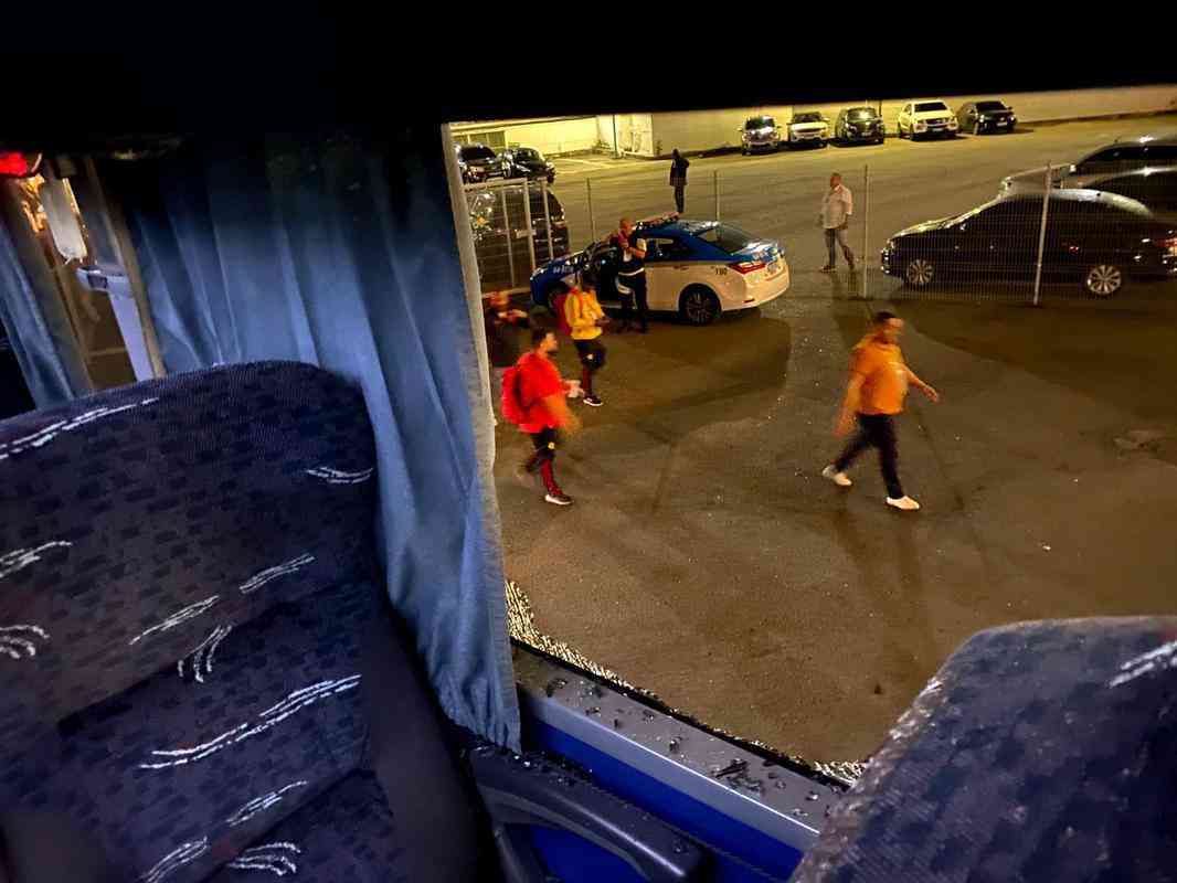 Ônibus do Atlético foi apedrejado no caminho do Maracanã, no Rio de Janeiro, antes do jogo contra o Flamengo pelas oitavas de final da Copa do Brasil