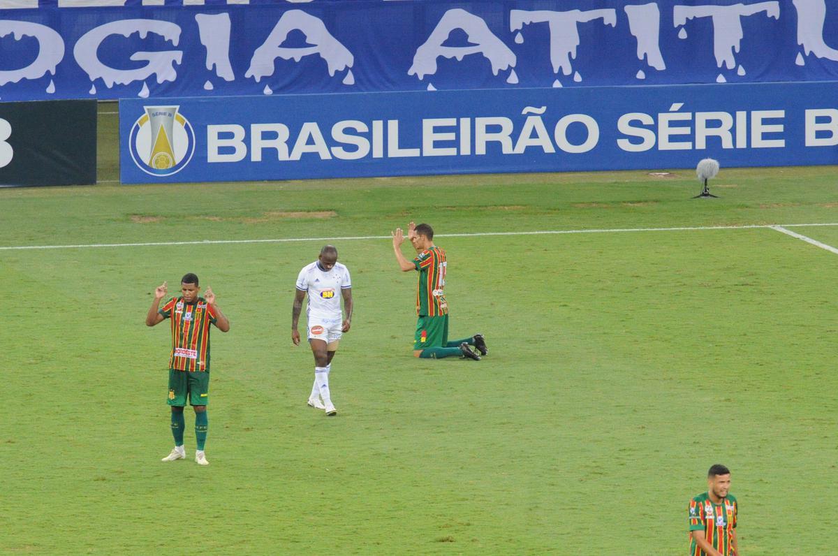 Jogadores do Cruzeiro deixam campo cabisbaixos aps derrota para o Sampaio Corra por 2 a 1